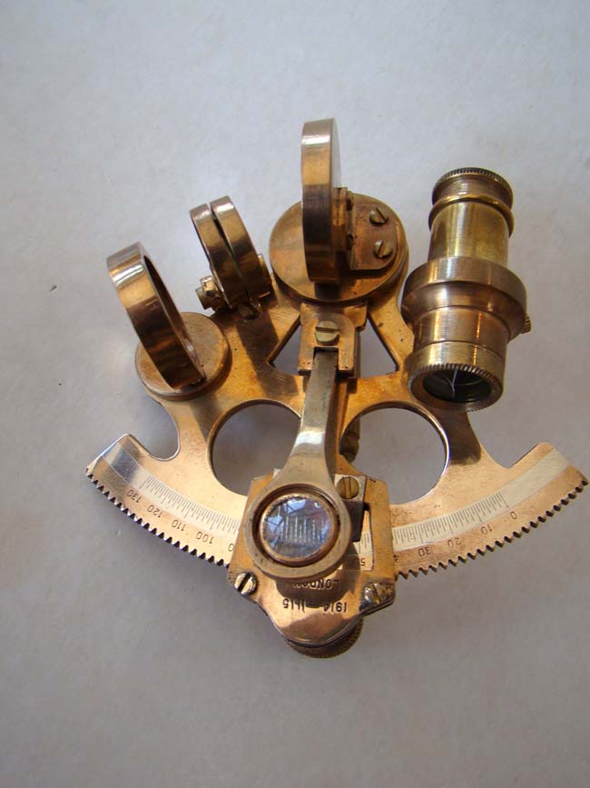 A rare and diminutive English brass framed quarter size sextant with platinum scale dated 1914 — image 4